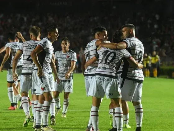 El festejo en el primer gol de Colón.