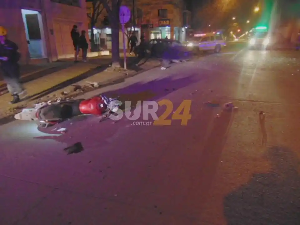 Fuerte accidente, con un motociclista herido en la madrugada de este sábado