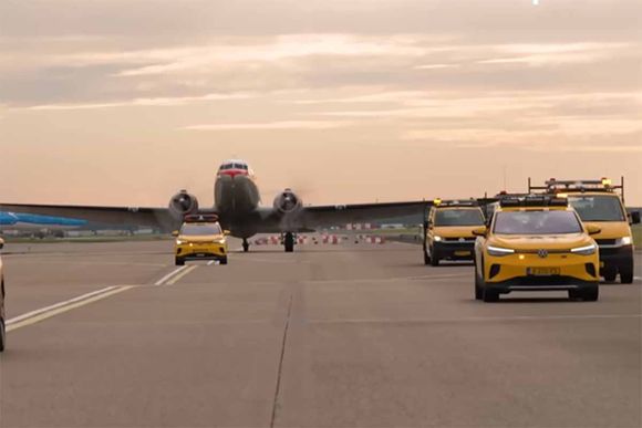 Un legendario DC-3 aterriza por última vez en el aeropuerto de Amsterdam