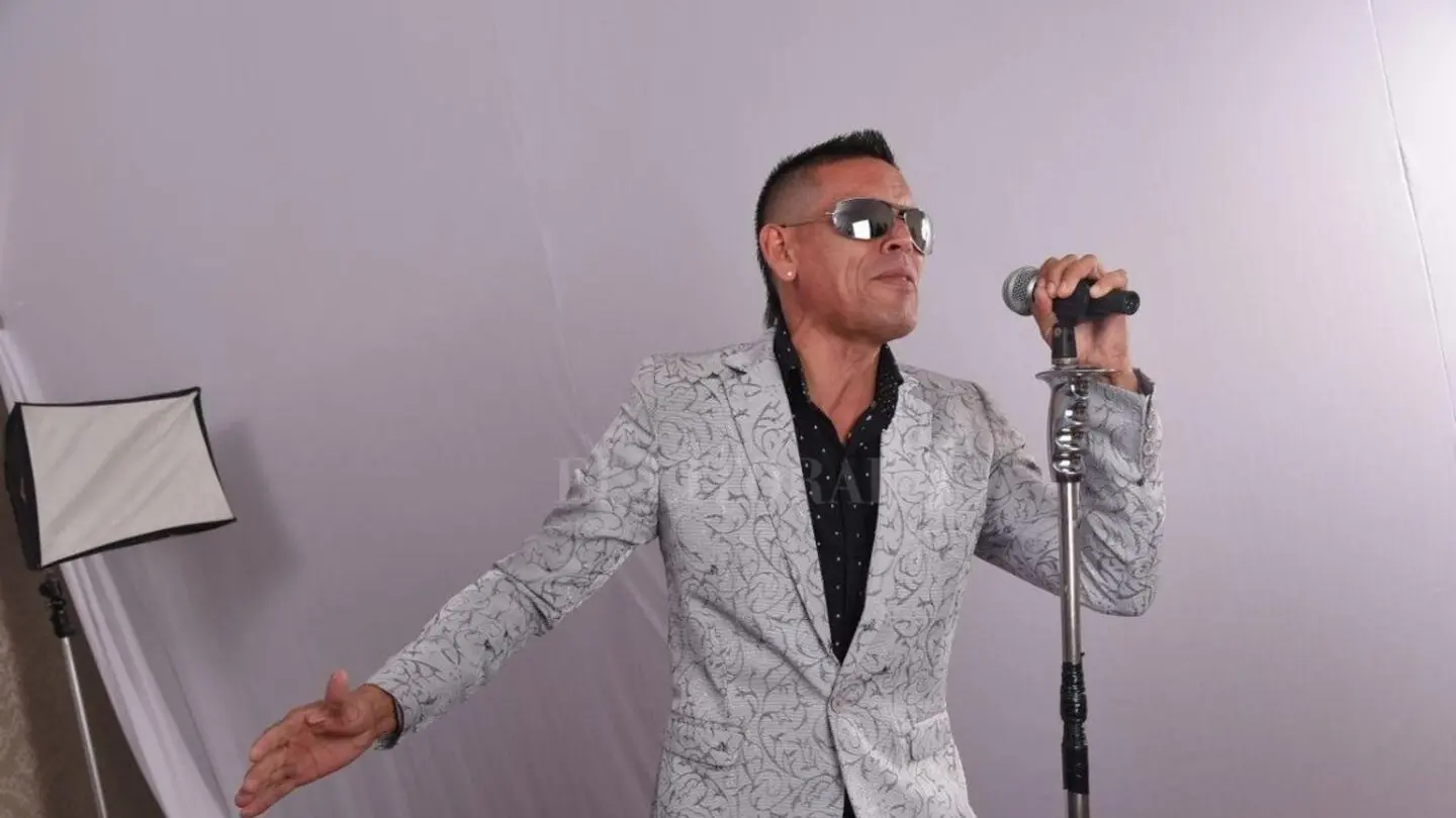 Atacaron a los piedrazos a la camoneta del cantante Juanjo Piedrabuena en la autopista Santa Fe-Rosario