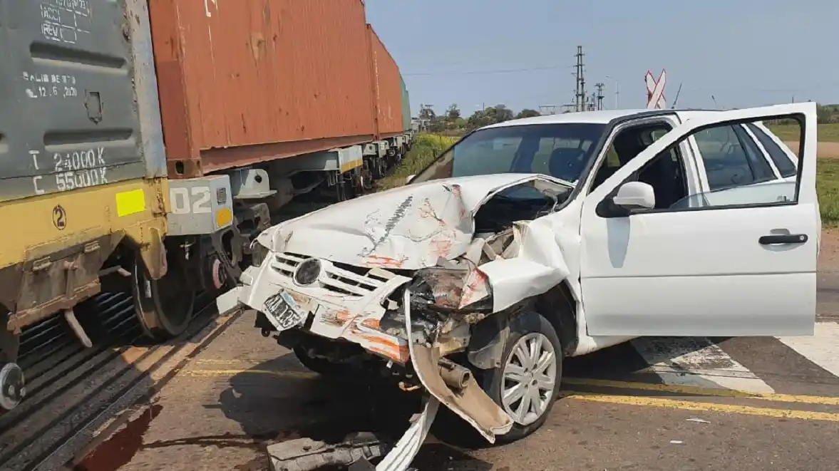 Un auto chocó contra el tren en el paso a nivel de Gilbert: sin lesionados graves