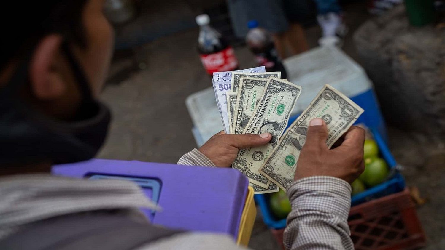 ¿DÓNDE están los DÓLARES? La escasez de divisas marca el tercer mes del 2025 (+Análisis)