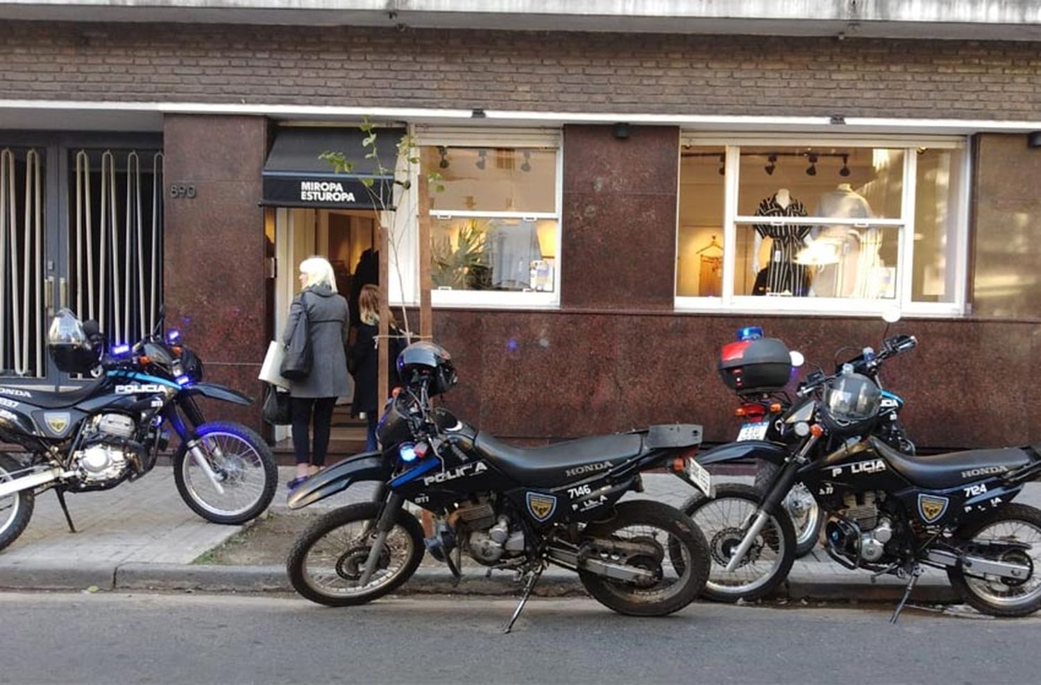 Robó un local, se escondió en un edificio y dio notas del brazo de una rehén