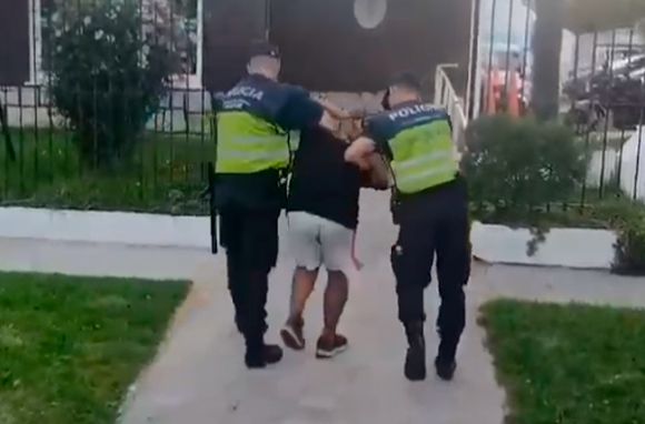 Cuidacoches agredió a un policía en zona Alem