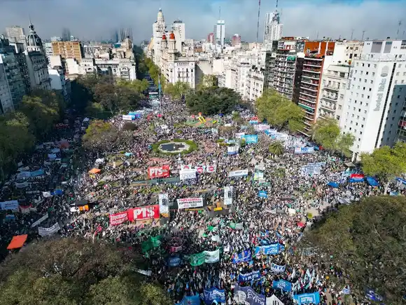 Una multitud se congregó frente al Congreso y celebró el rechazo a los vetos de Milei