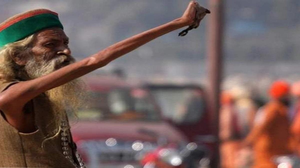 ESTE ES AMAR BHARATI el hombre que lleva 50 años con un brazo levantado