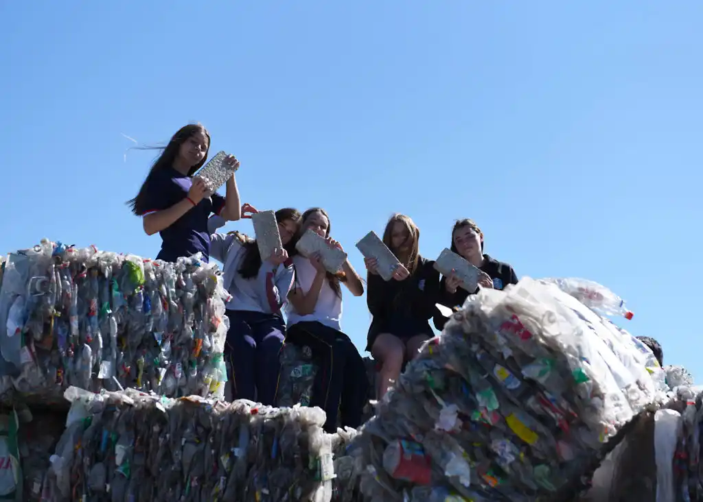 Estudiantina 2025: jóvenes crespenses recolectaron más de cinco toneladas de plástico para construir aulas en la Escuela Nº 105