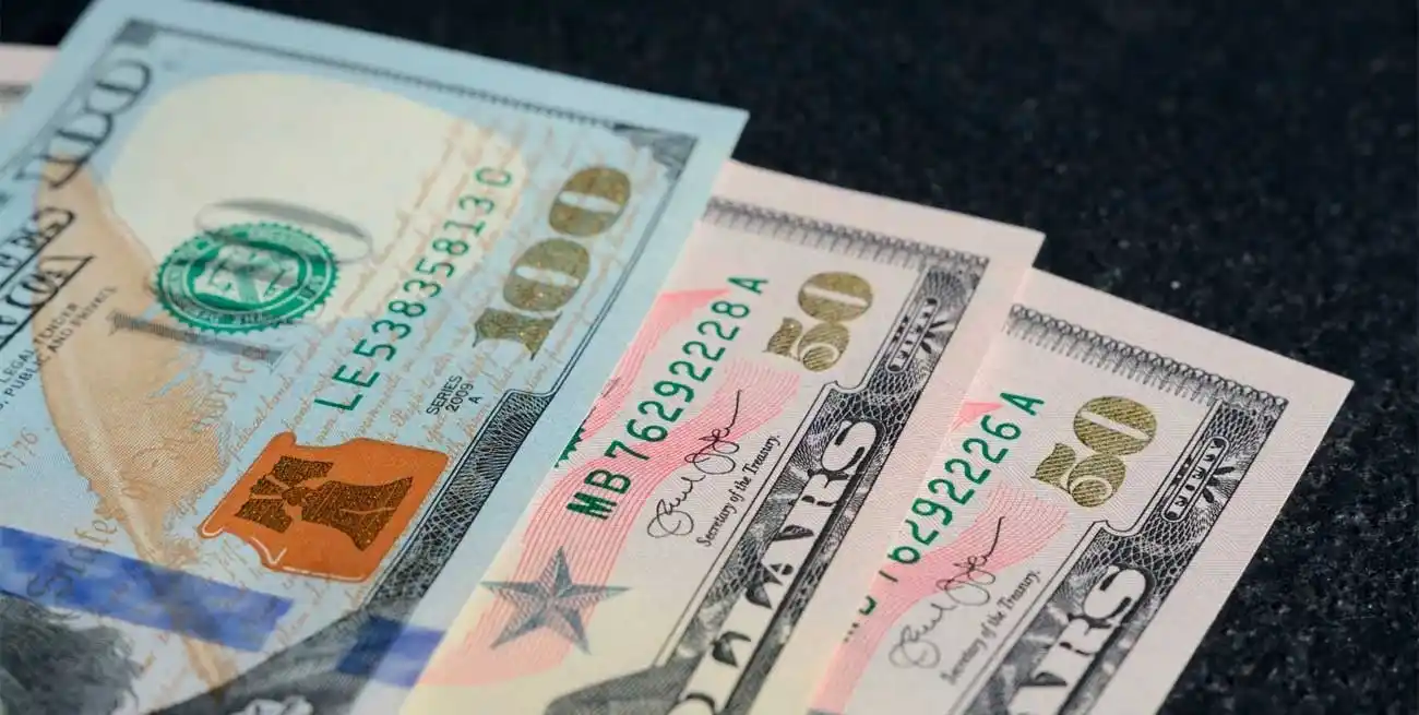 Las medidas incluyen el aumento del 100 por ciento en el valor del dólar, a 800 pesos.