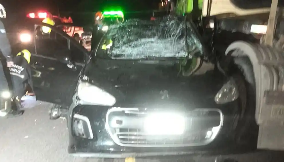 El Peugeot 308 en el que viajaba una familia de Berazategui quedó destruido tras el choque frontal con un camión en la Ruta 60, a la altura de Carhué.