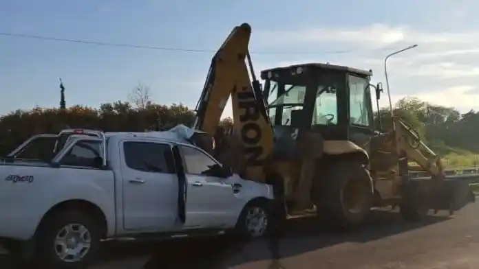 Una camioneta chocó contra una retroexcavadora