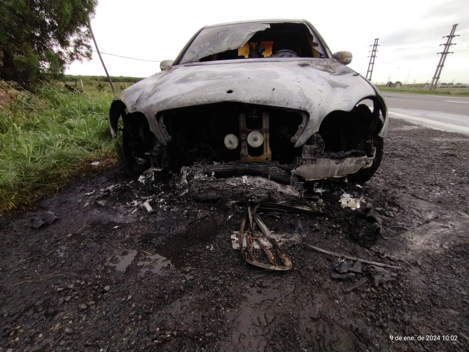 Incendio de automóvil en Ruta 8 cerca de Venado