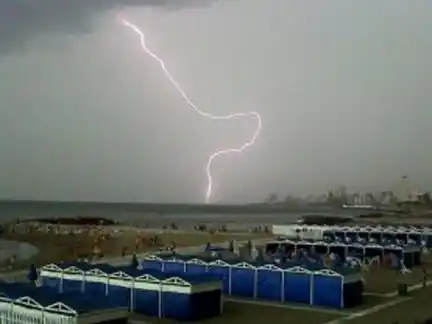 Especialistas aseguran que los pararrayos en las playas ponen en riesgo a los veraneantes