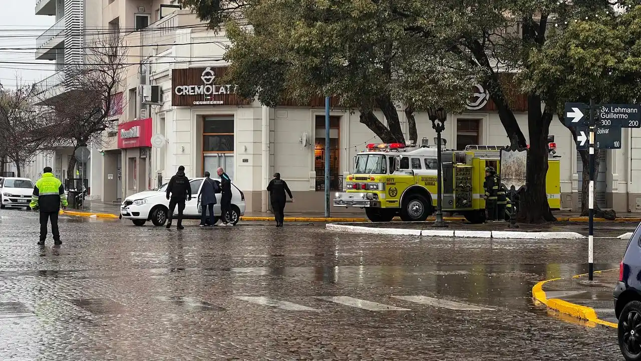 Otro fuerte accidente en pleno centro generó complicaciones en el tránsito: tuvieron que acuidr los Bomberos