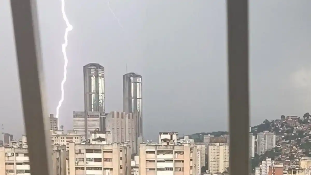 CAE GRANIZO, CENTELLAS y hasta un TORNADO en Caracas este #25Sep