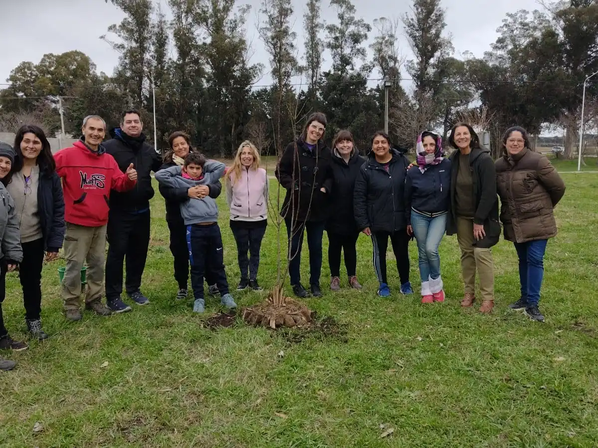 Los vecinos se comprometieron en la puesta a punto de varios espacios verdes del barrio.