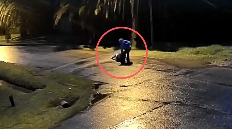 La joven iba en camino a la facultad cuando fue sorprendida por la espalda.