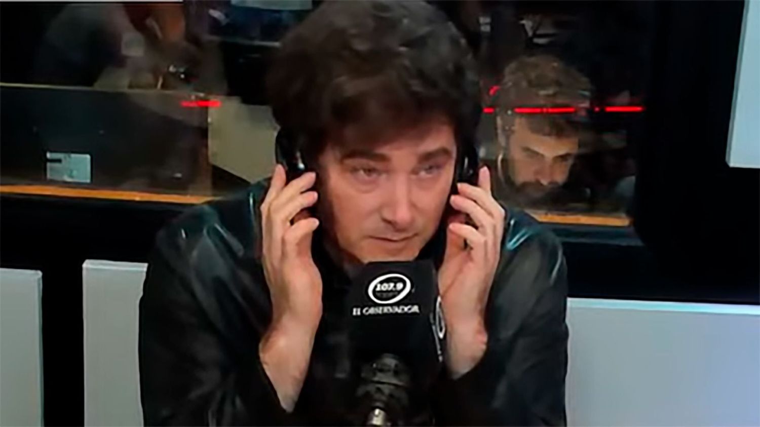 Javier Milei se trasladó a una radio.