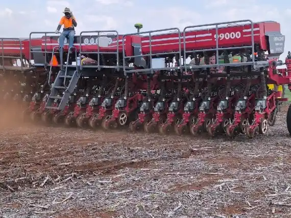 Comenzó la siembra de soja y la cosecha de trigo arrancó bien