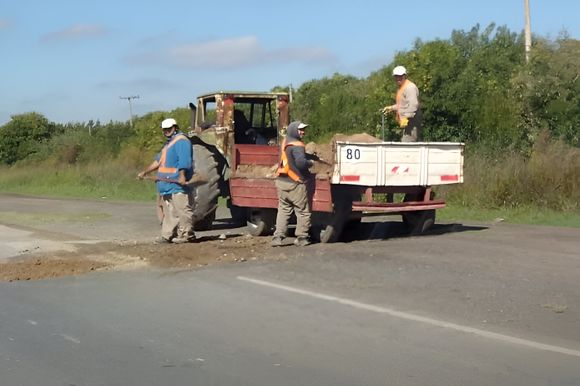 Tras los memes de "alunizaje en los cráteres de ruta 1001", tapan baches con tierra