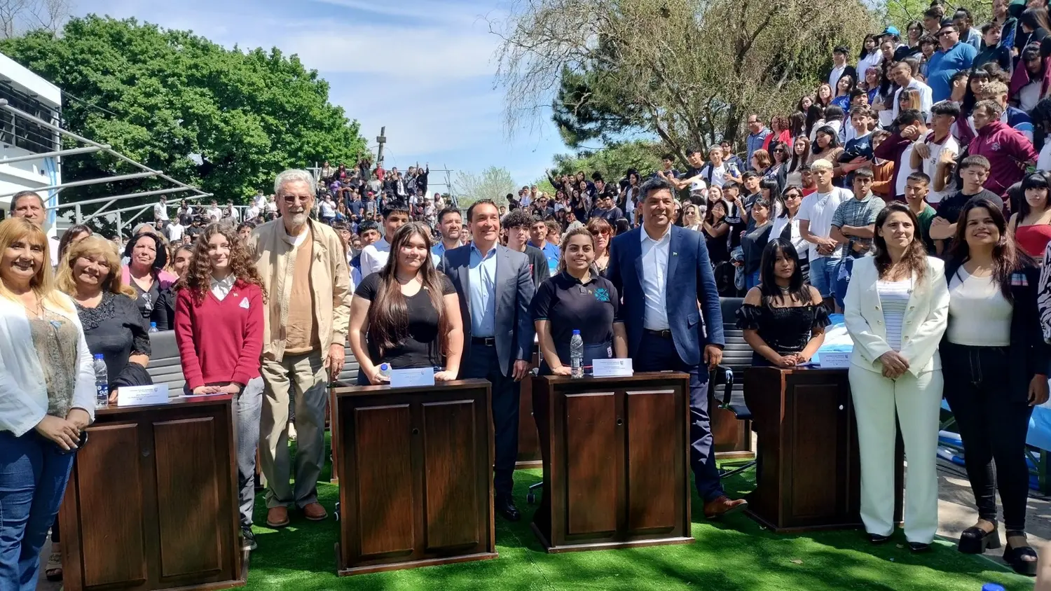 El intendente Andrés Watson escuchó los proyectos presentados por los alumnos.