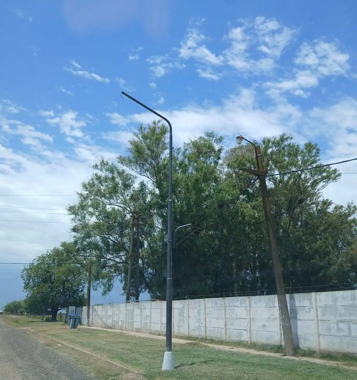 Avanza la instalación de las nuevas columnas en 30 calles de la localidad.