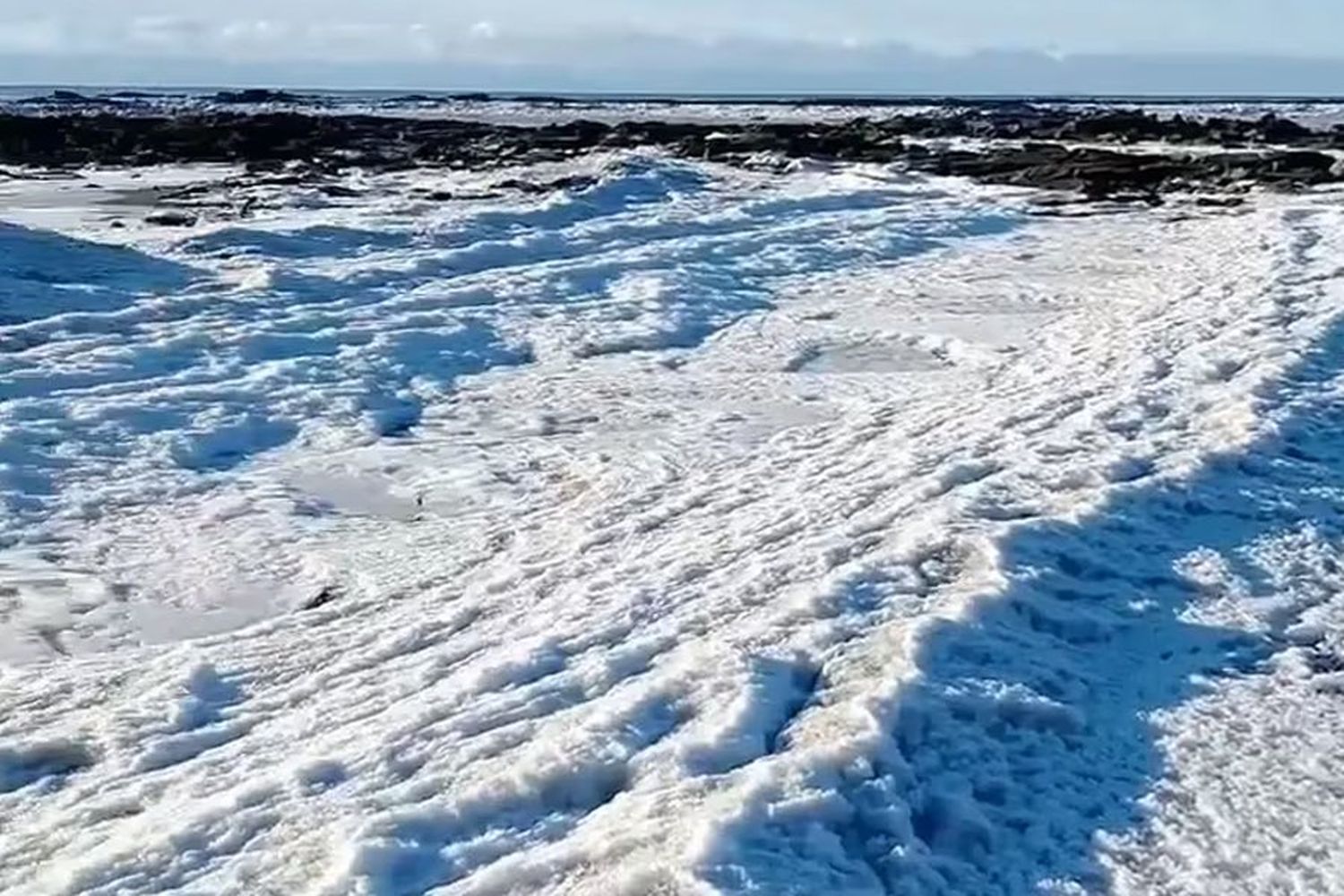 Las olas se convirtieron en hielo: se congeló parte del mar en el Sur Argentino por el frío extremo