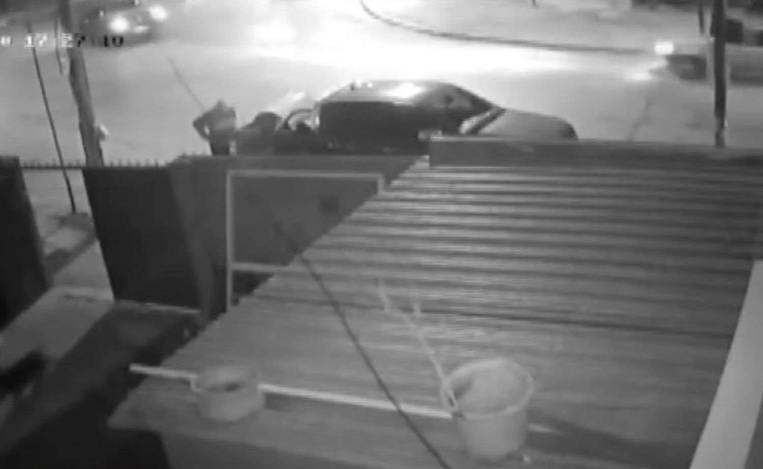 Video: Un comisario retirado resistió un robo en Berazategui, baleó a dos ladrones y los mandó al hospital