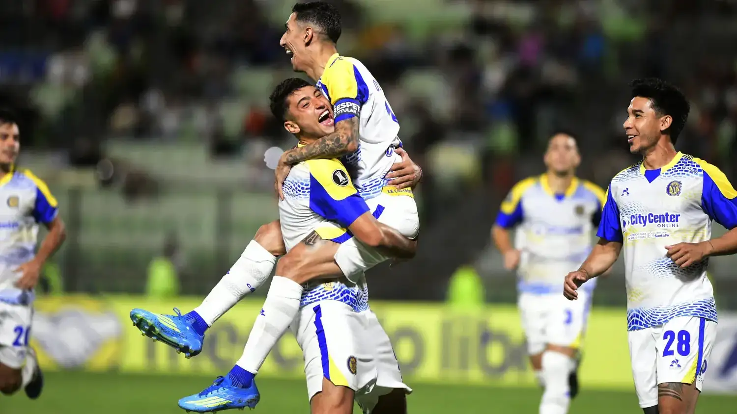 Di María, en lo alto del festejo de Rosario Central.