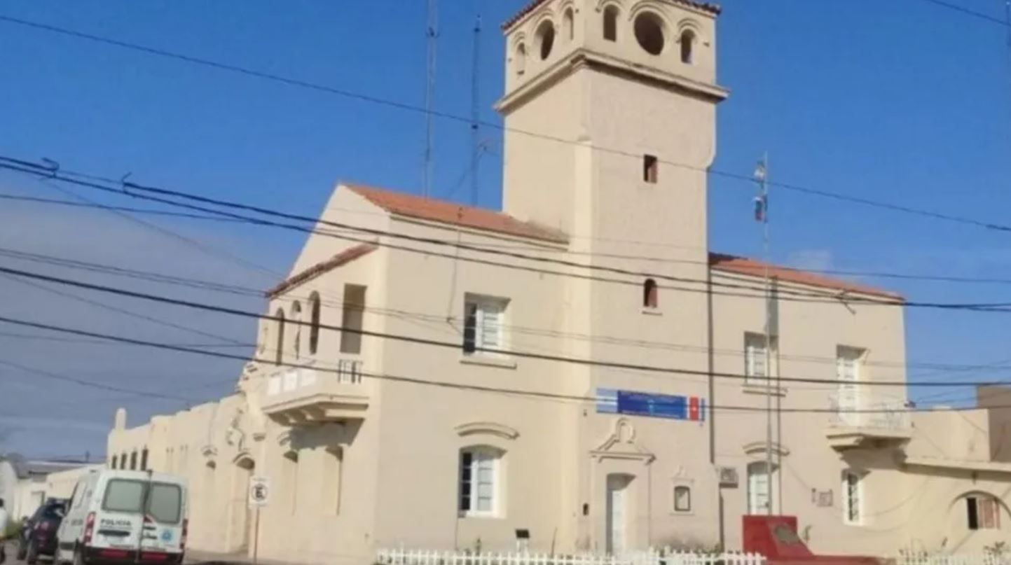 Quería vengarse de su hermana y sujetó a su sobrina de 10 años para que su hijo la violara