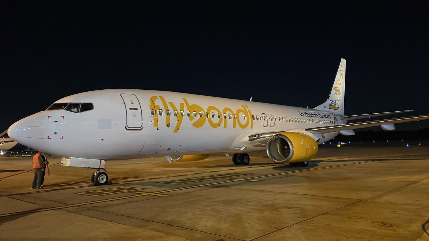 El nuevo Boeing 737-800 de Flybondi inició sus vuelos regulares (LV-KEH)