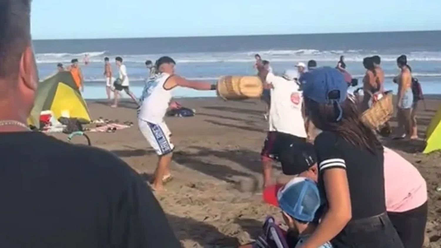 Brutal pelea de vendedores ambulantes en una playa de Villa Gesell