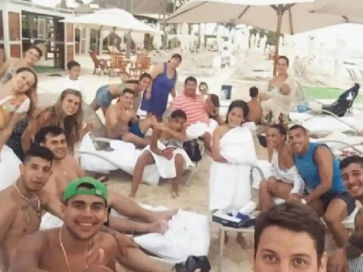 Con familiares y amigos, Tevez disfruta en las playas de Cancún