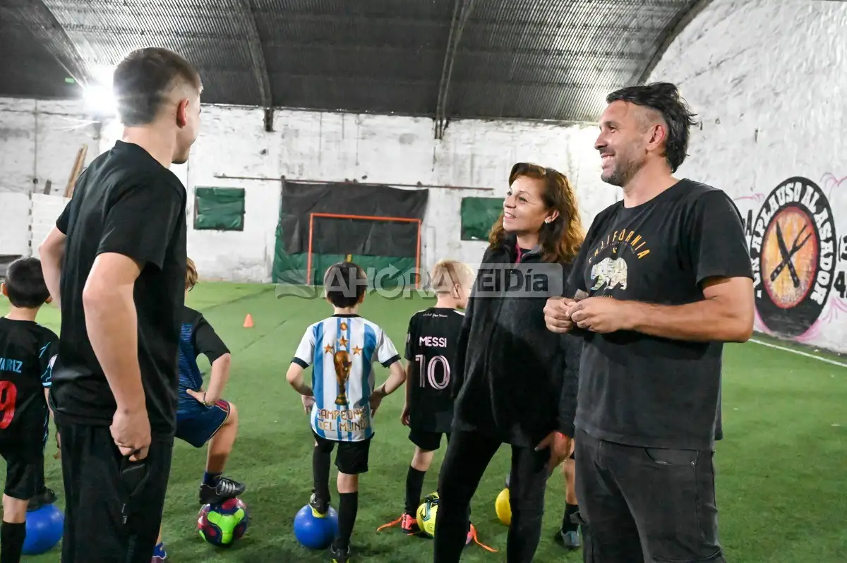 Iván Bonzi junto al profe Marcos Benedetti y Cristina Cardozo, encargada de la escuelita. (Crédito: MR Fotografía).