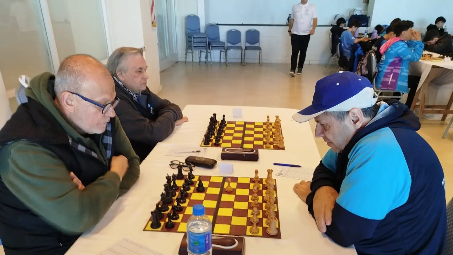 Tumini (izquierda) durante su partida con Rafael Stéfano, de Chacabuco