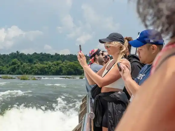 Para ir a las Cataratas, duermen en Brasil, compran en Paraguay y pasean en la Argentina