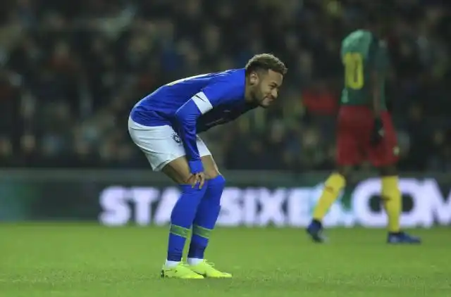 Brasil-Camerún: Neymar se lesionó en un amistoso y encendió las alarmas
