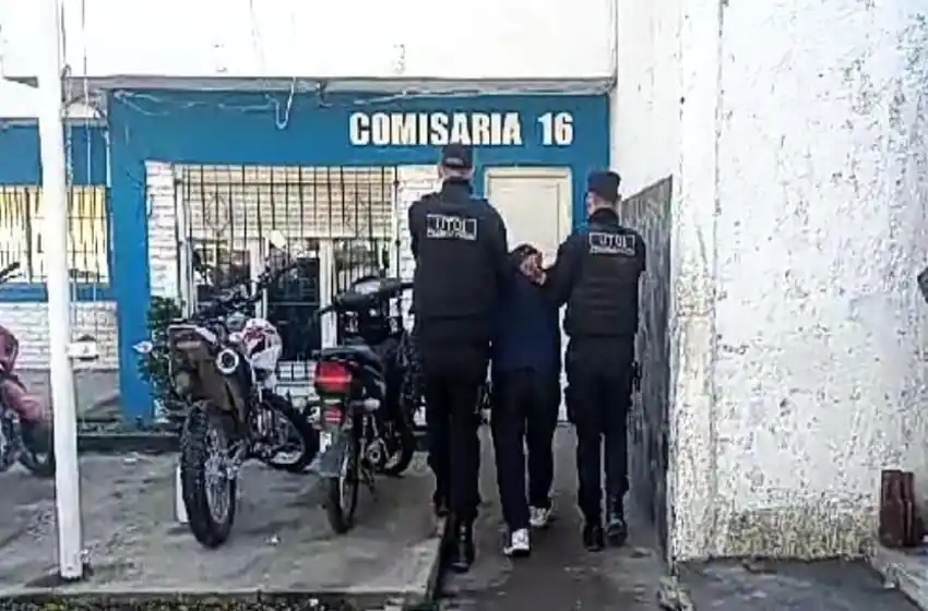 Pasó frente a una comisaría, lo identificaron y tenía pedido de captura