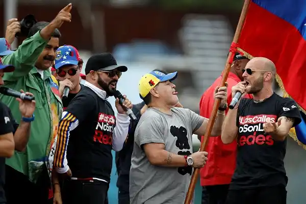 Maradona dio la sorpresa en el cierre de campaña de Maduro