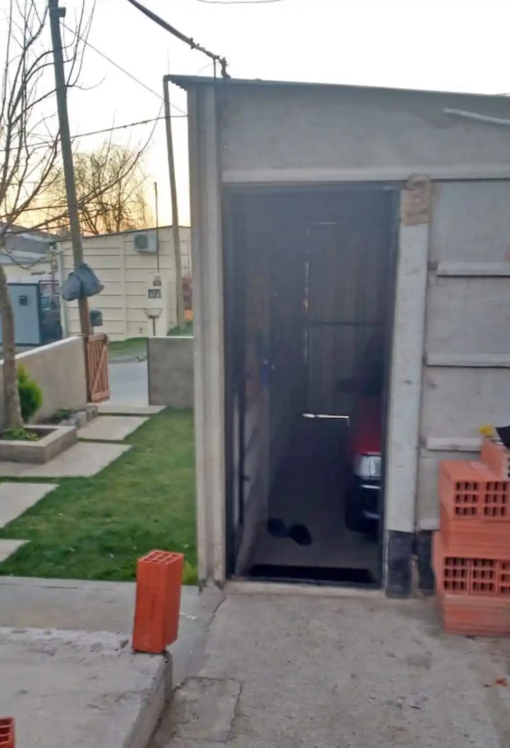 Intentaron robarle y puso en fuga a los delincuentes con un caño de pileta