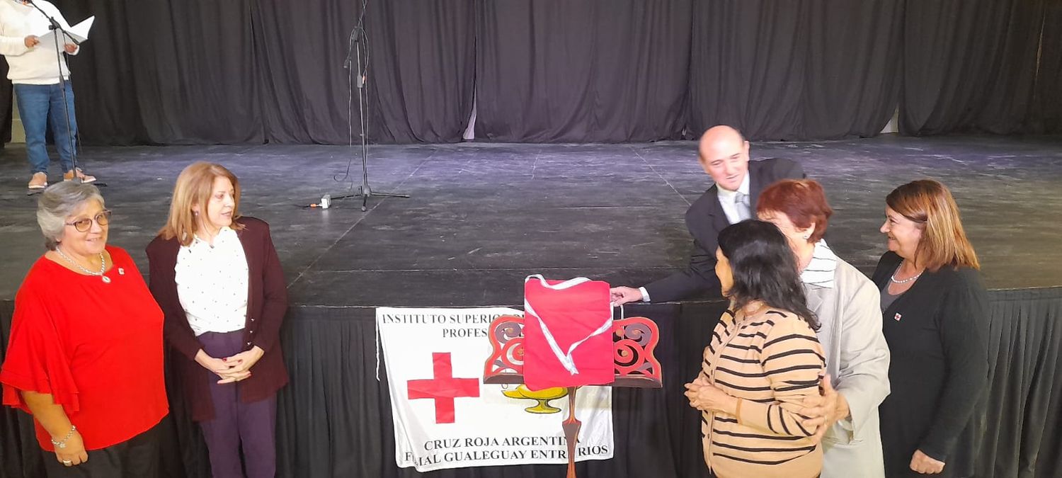 Autoridades actuales y ex integrantes de Cruz Roja realizaron un descubrimiento simbólico de placas.