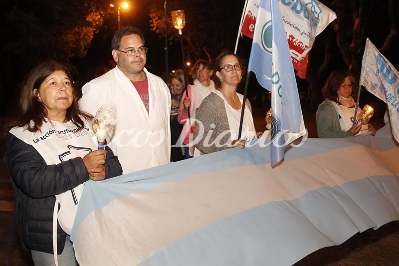 Docentes se movilizaron en una “marcha de las antorchas”