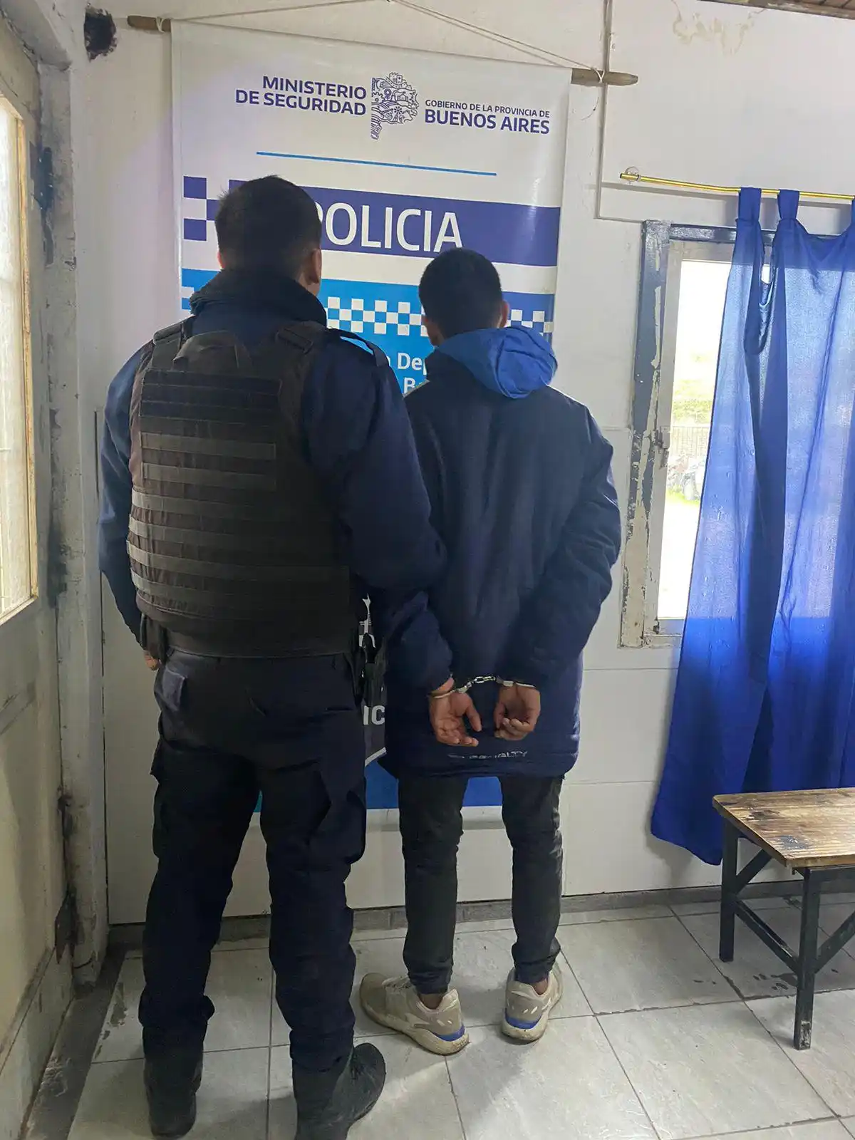 Berisso: Un joven insultó y le pegó a un policía porque no le pidió un remis