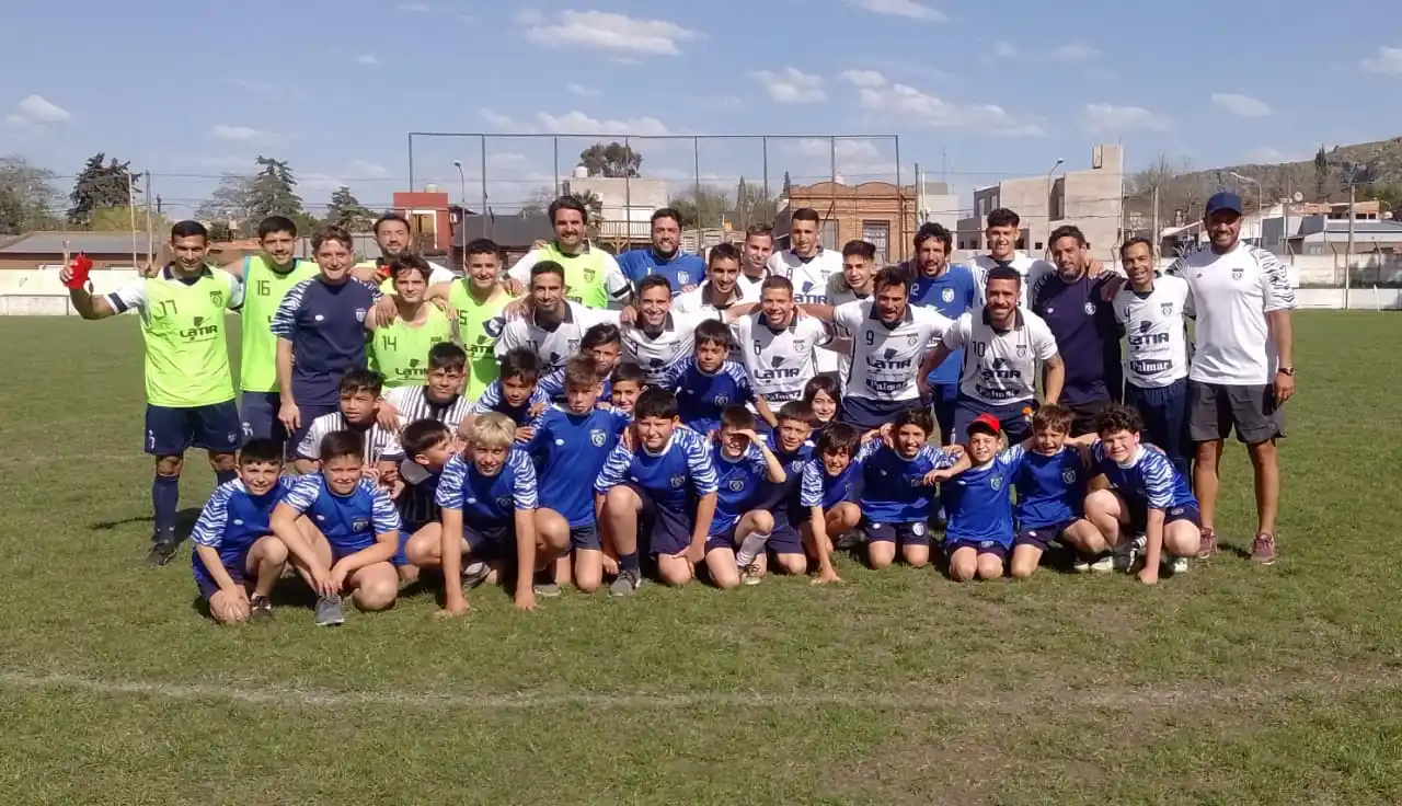 FOTO LIGA TANDILENSE DE FÚTBOL En Grupo, posaron los campeones y jugadores de categorías formativas.