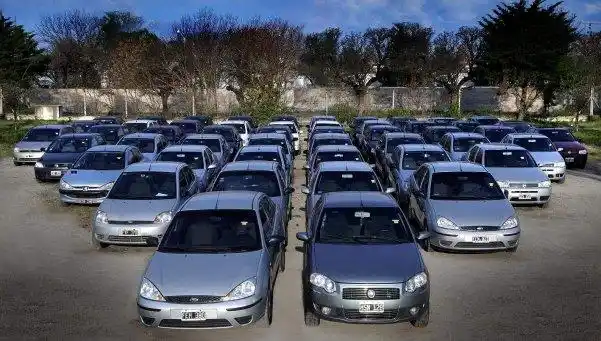 Bajan los precios de los autos usados, pero las ventas no repuntan
