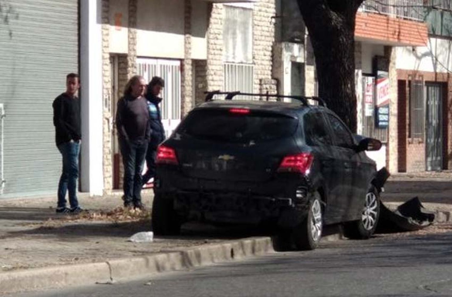 Chocaron dos autos y uno de ellos impactó contra un árbol: una mujer resultó herida