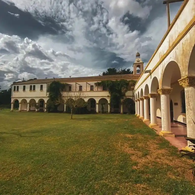 La ciudadela está a pocos kilometros del pueblo de O