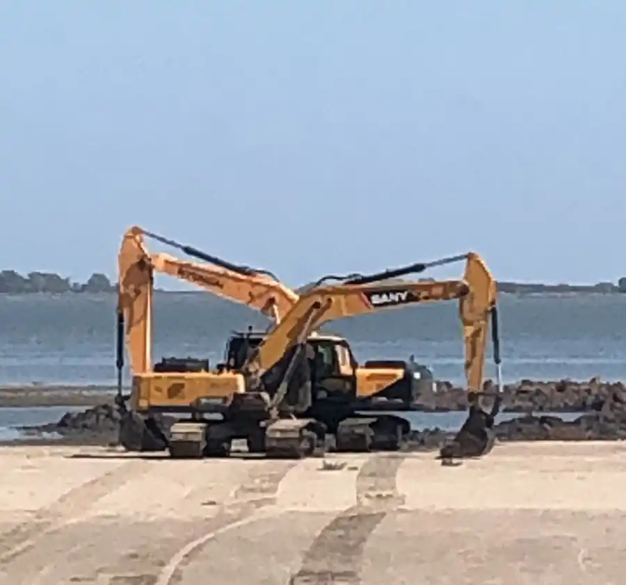 Una retroexcavadora quedó enterrada en la laguna de Chascomús