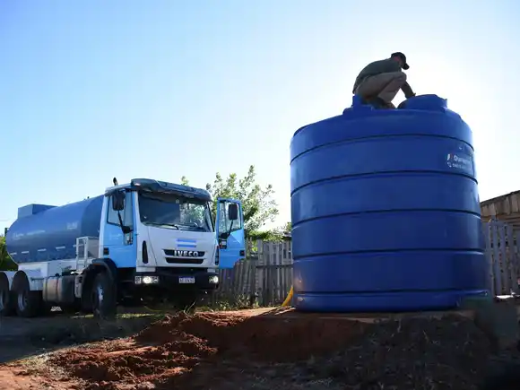Plan de Contingencia Hídrica: comenzó la instalación de tanques de 10.000 litros