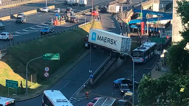 Un camionero de Entre Ríos quedó "colgado" en un puente en Buenos Aires