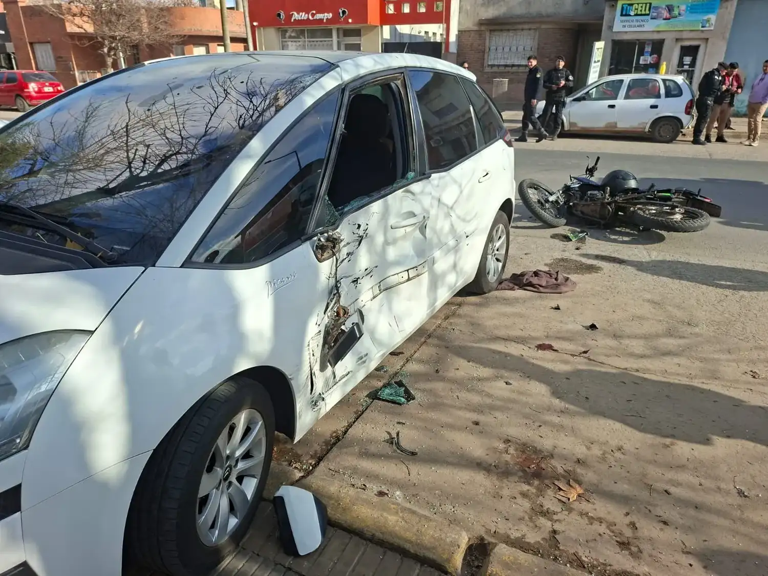 En la imagen, el Citroën C4 blanco y la Motomel 200 de color negra. Foto: BVVT